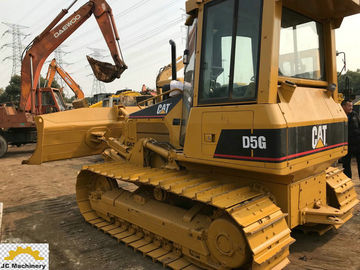 La cuchilla de Pat utilizó el perfecto estado de la niveladora D5G de Caterpillar con la nueva pista